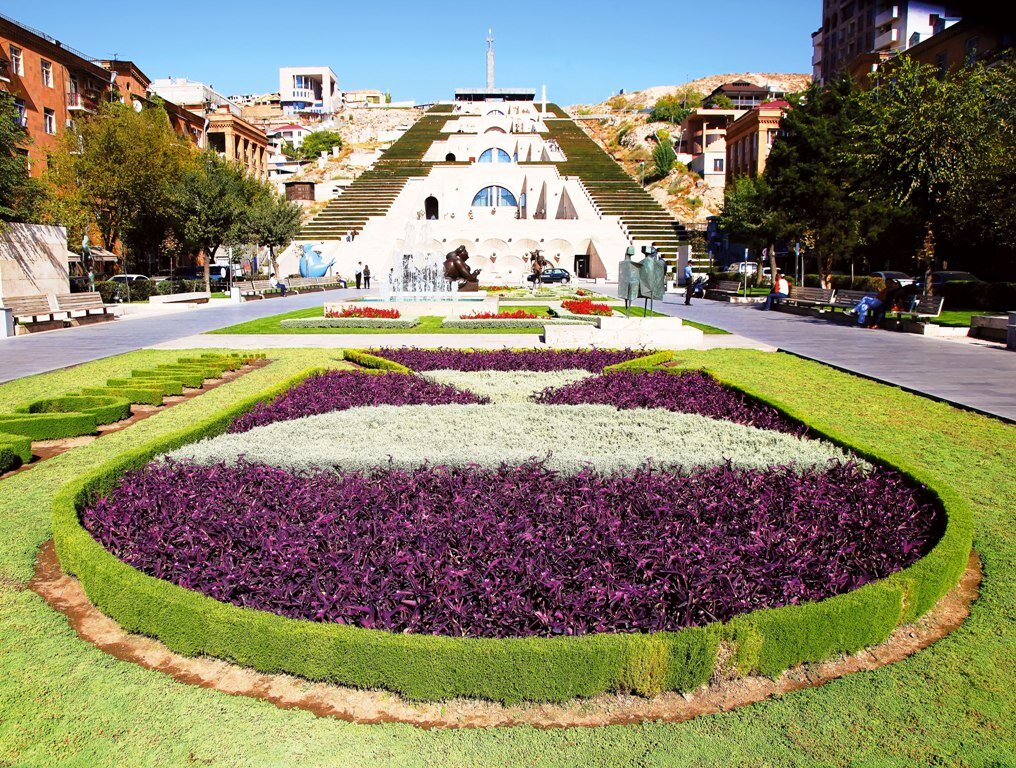 Подъем на ереванский "Каскад". Фото с сайта twitter.com