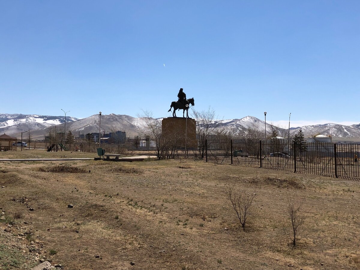 Сразу за Улан-Батором начинаются живописные горы, но туризм в них никак не развит