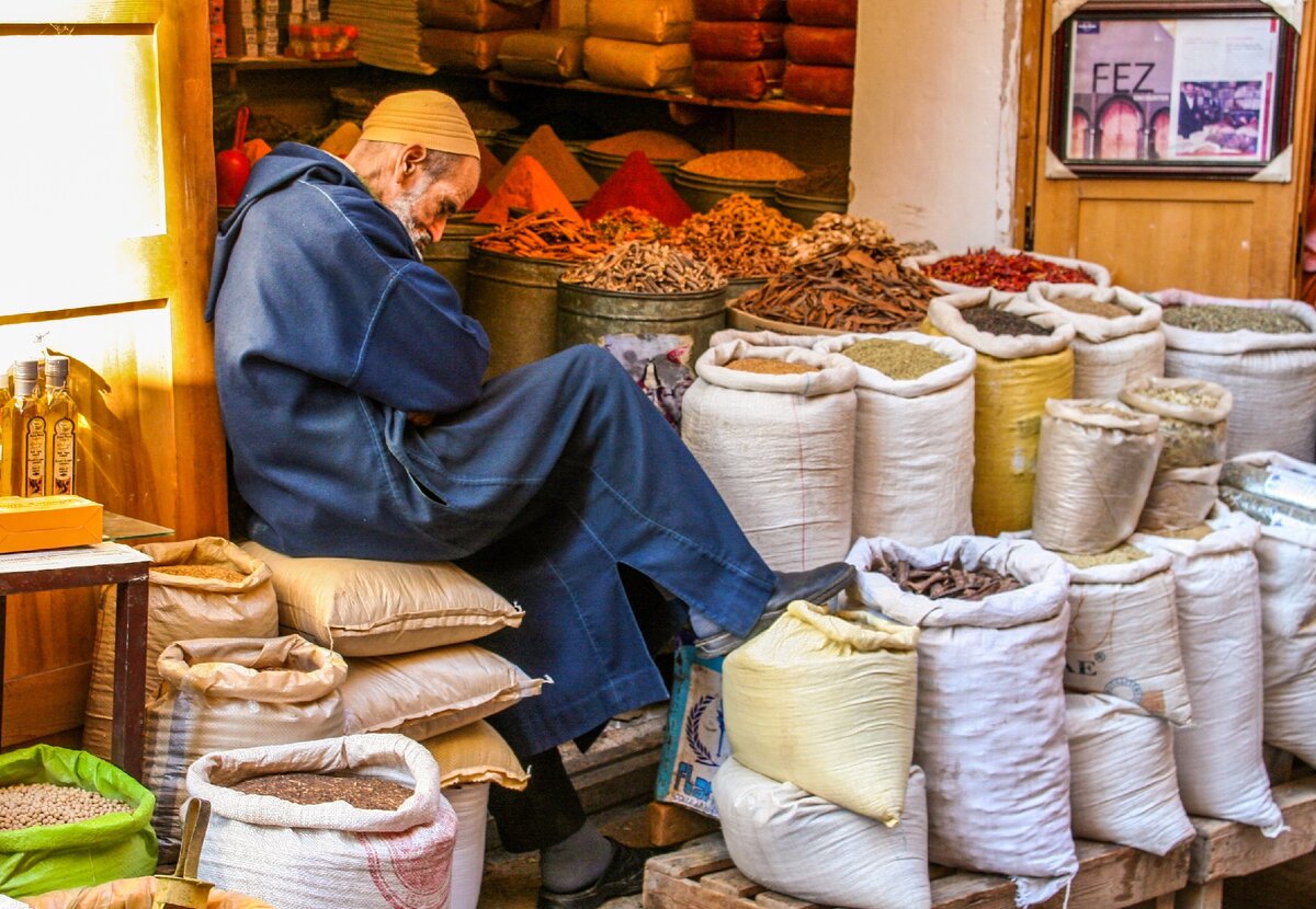 Фес. Марокко. Торговец пряностями