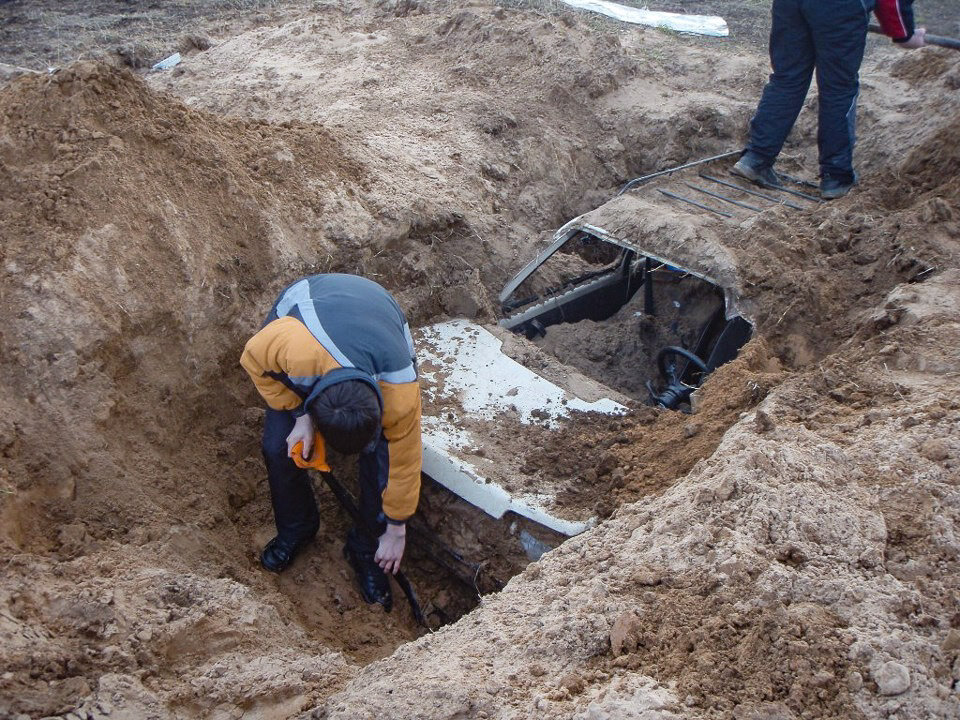 Парень нашёл закопанный в поле автомобиль ?⚰️?‍♂️