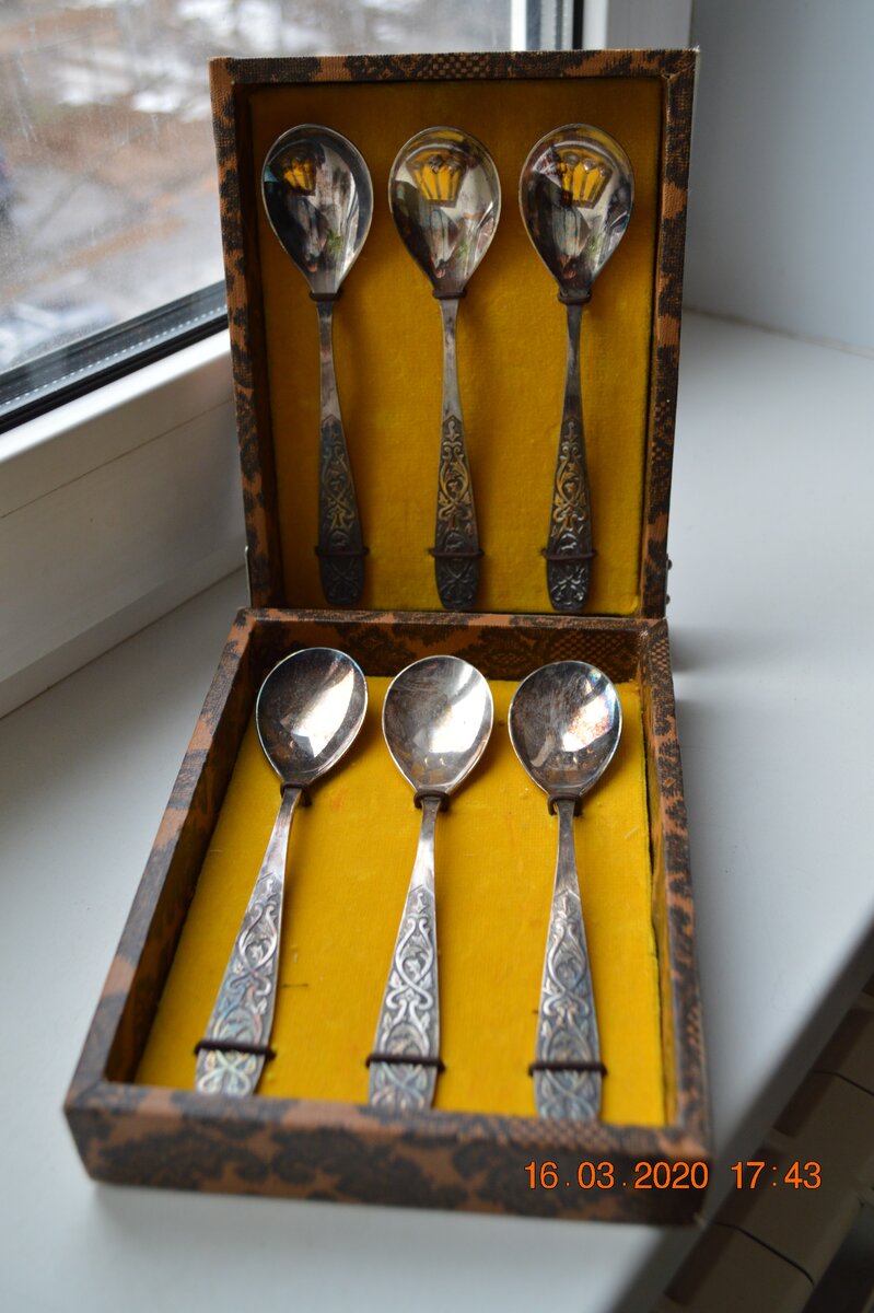 А это уже содержимое «шкатулочки» — десертные ложки.