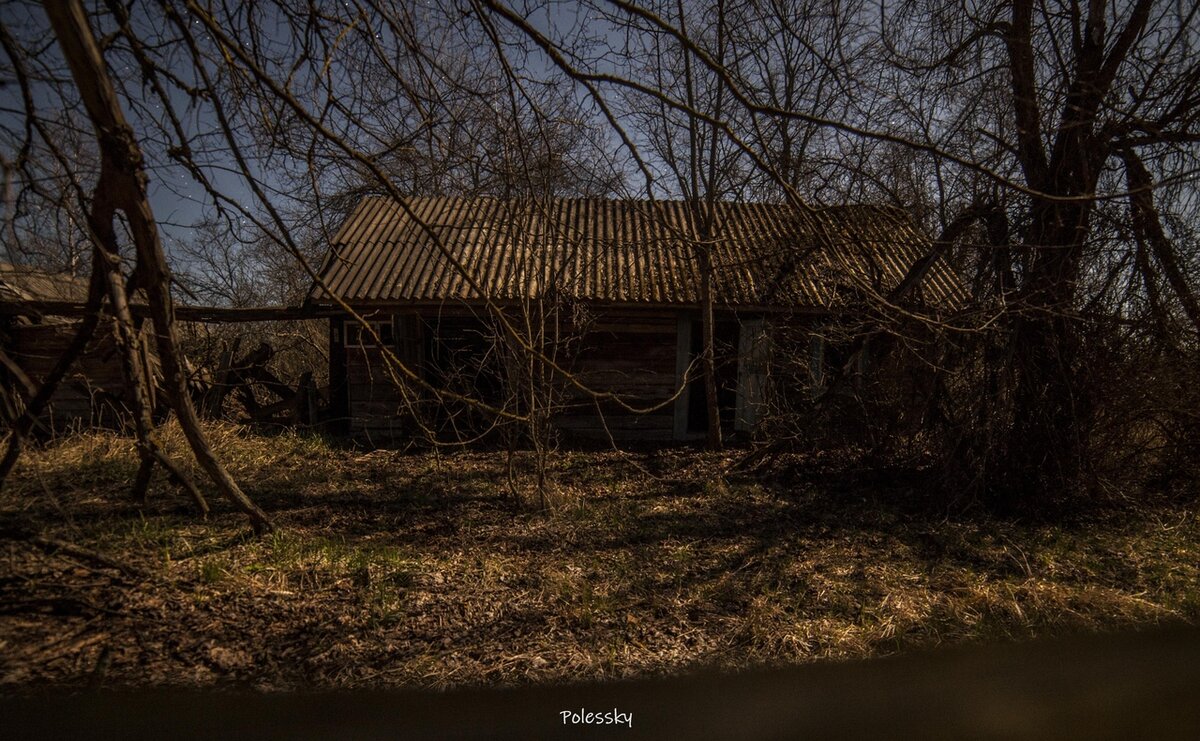 Чернобыльская зона и Припять ночью. Свежие фото заброшенного города под лунным светом