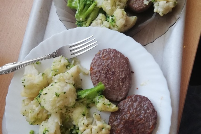 Свекровь накормила мою дочь-вегетарианку мясом. Запретила им общаться.