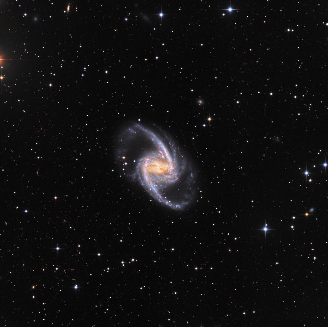 На фото спиральная галактика NGC 1365