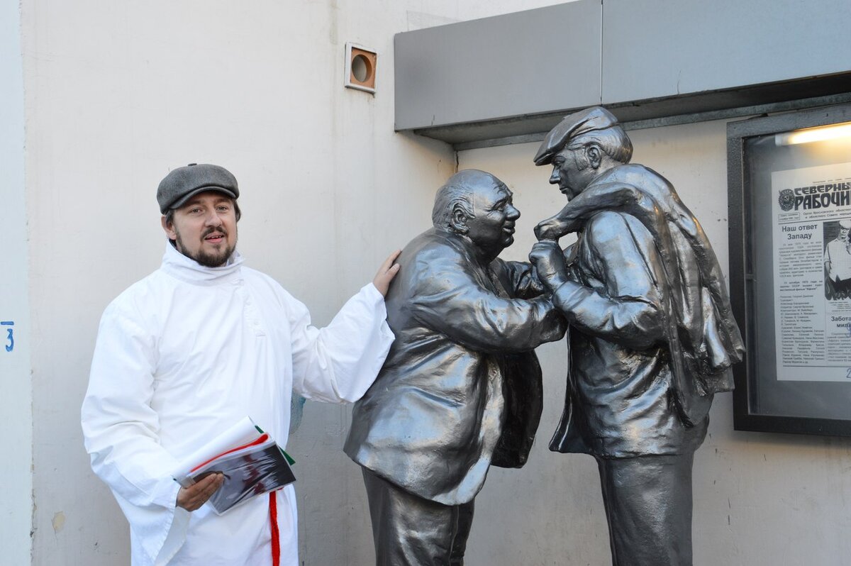 Памятник сантехнику Афоне и штукатуру Коле в ярославском Верёвочном проломе и "третий нелишний" в кадре - автор статьи в образе "юркого ярославского полового"