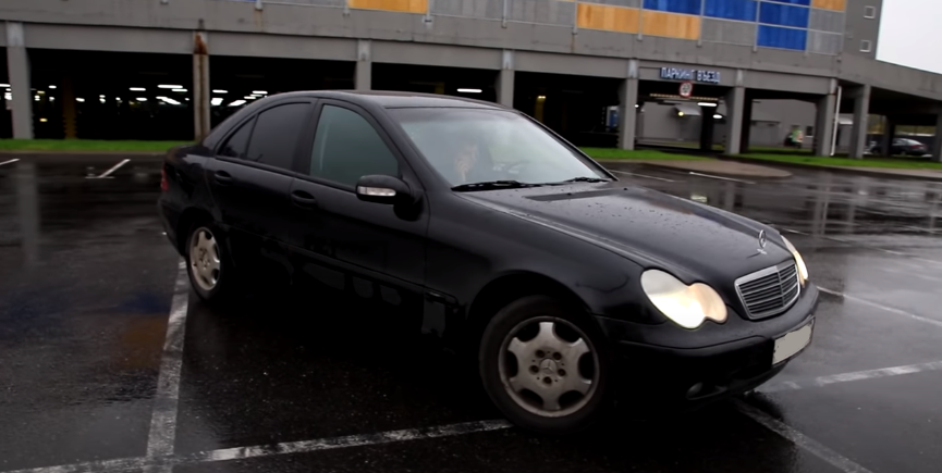 Mercedes W203 сбоку.