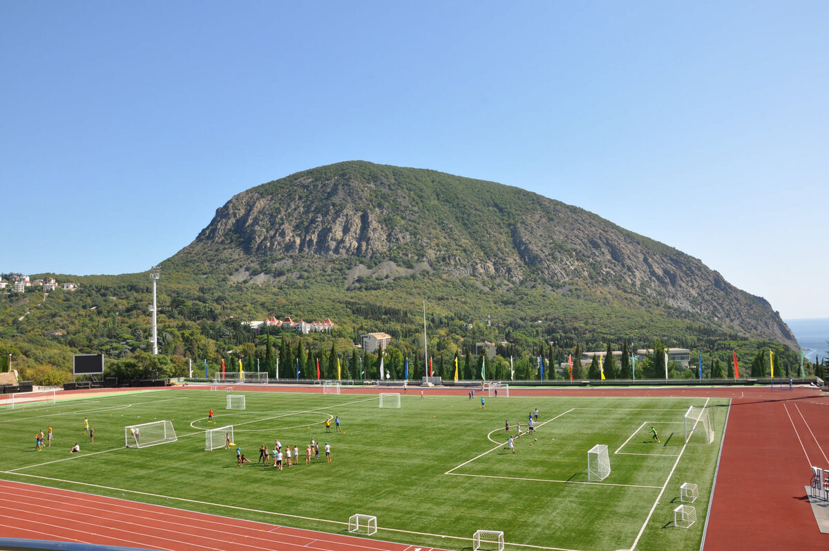 Центральный стадион Артека и гора "Аю-даг"