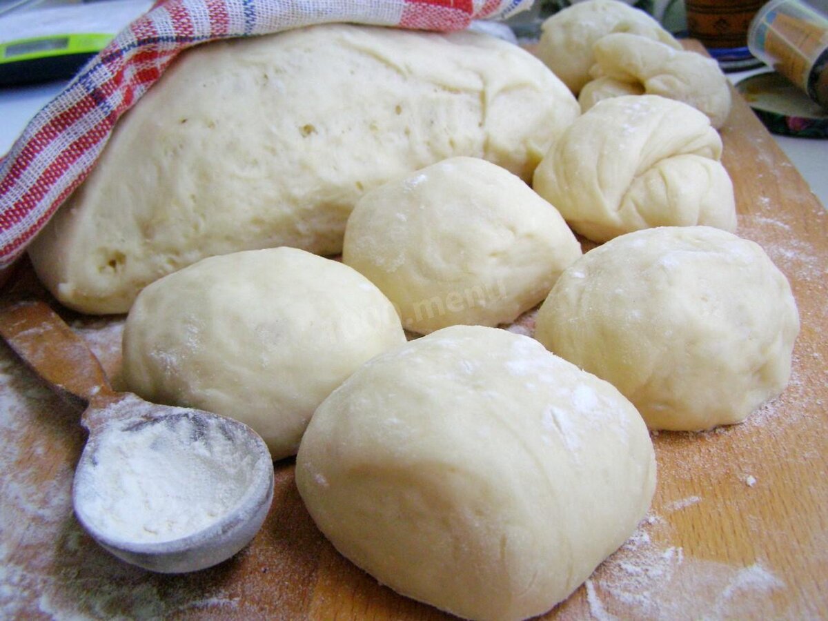 Сама теста. Сдобное тесто. Тесто на булочки. Вкусное сдобное тесто. Сдобное дрожжевое тесто