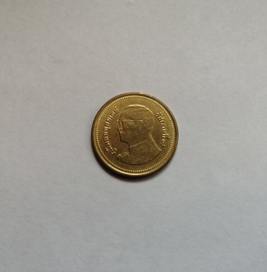 Аверс 2 бат - на аверсе изображен король Рама IX (выпуск монеты - 2005-2007 гг.)