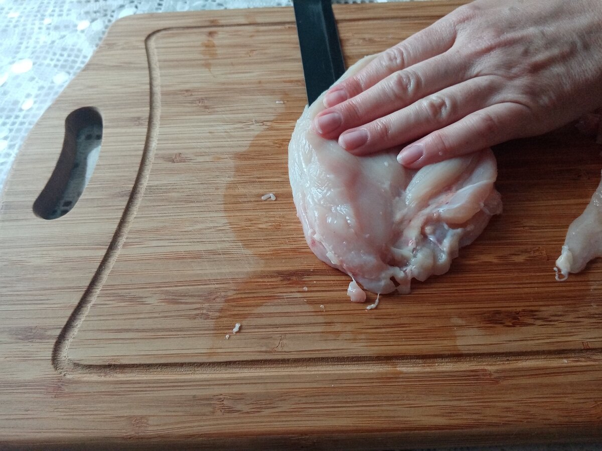 Филе разрезать вдоль пополам таким образом, чтобы филе было тоньше и легче сворачивалось рулетом.