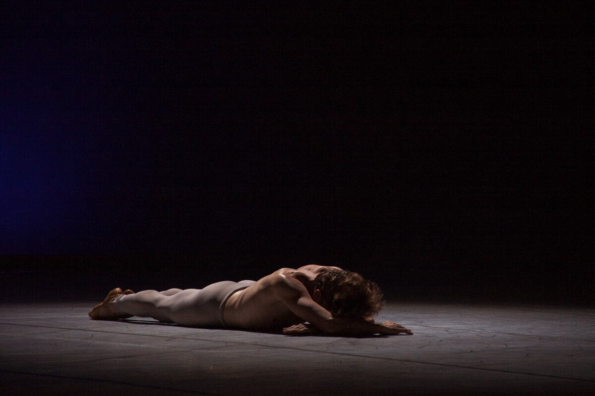 Пресс-показ проекта "Признание", в котором танцовщик Большого театра Андрей Меркурьев выступил в роли хореографа и солиста. Костюмы придумал сказочник Кирилл Гасилин. Когда в 2007-ом я работала в журнале Фотомодель, Кирилл только начинал свой путь профессионального модельера, я писала о его дебютной коллекции. 