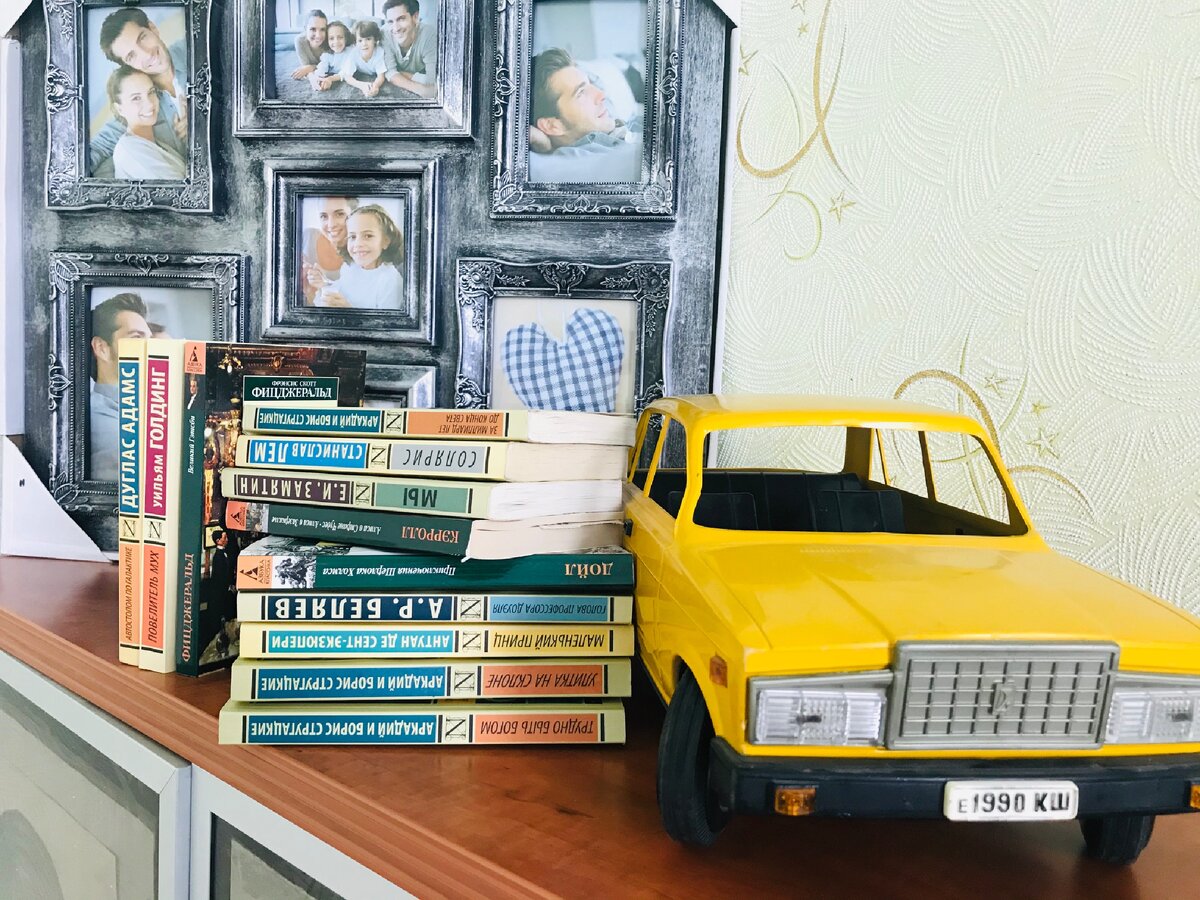 Фото автора (Небольшая часть моей библиотеки, которая хранится на даче)