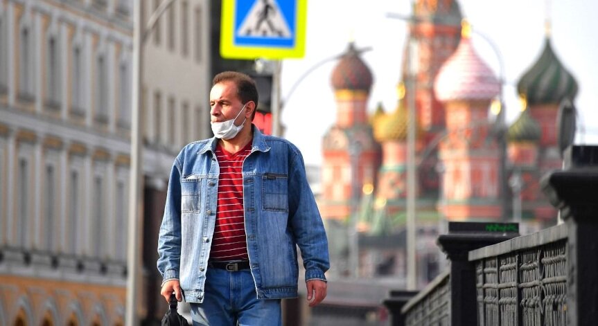 Окончание эпидемии коронавируса в РФ, по прогнозам учёных Сингапурского университета технологии и дизайна, стоит ожидать к 19 августа 2020 года.

Учёные Сингапурского университета технологии и дизайна опубликовали исследование, согласно которому эпидемия коронавируса в России завершиться в августе, а не в июле, как предполагалось ранее. 
Ранее прогнозировалось, что эпидемия COVID-19 в РФ может завершиться к 20 июня 2020 года. Теперь учёные перенесли прогноз об окончании эпидемии на 19 августа. В США, согласно прогнозу, эпидемия коронавируса завершиться к 9 сентября, в Италии — к 31 августа, в Великобритании — к 22 августа.

При этом в исследовании отмечается, что любые предсказания носят теоретический характер, а прогнозы следует воспринимать с осторожностью.

В своём исследовании учёные использовали математическую модель SIR, позволяющую точно моделировать эпидемии вирусных заболеваний в крупных городах.