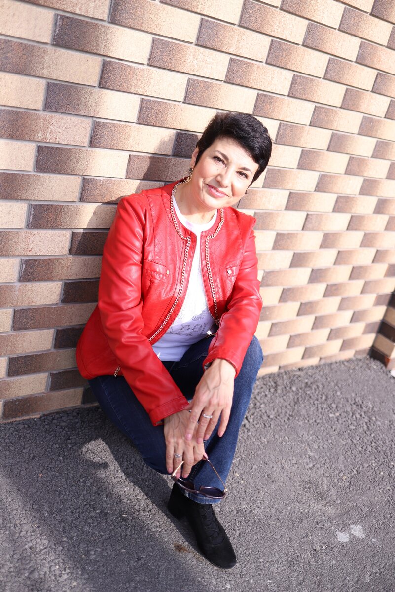 
Примерно два года назад разыгралась простуда. Да так разыгралась, играла со мной в прятки целых 2 месяца!😰
⠀
Чем только я ее не кормила!
Она ни в какую не хотела со мной распрощаться...😖
⠀
Май! Представляете- какая погода?! Я укутана в шерстяное и непродуваемое...🤣
Надоела мне стала эта ситуация!
⠀
Начала себе задавать вопросы - выяснить причину и откуда берет начало эта ситуация.
Действительно, это была не простуда.
〰️
В нашей жизни очень часто бывают ситуации, в которых необходимо принять решение. Вся жизнь в этом и состоит - от принятого или непринятого решения зависит как будет развиваться дальше (жизнь, ситуация, отношения и т.д.).
⠀
Чаще всего, особенно в ключевых или поворотных событиях жизни мы впадаем состояние неопределенности - состояние "качелей".
Чаще такое состояние возникает у людей нерешительных, неуверенных, нецелеустремленных.
Чем больше находишься в этом состоянии тем больше ситуация усугубляется, увеличивается вероятность принятия неверного решения, появляется и укореняется чувство страха.
Самый нехороший побочный эффект в таком состоянии - это отражается на состоянии здоровья. Проявления могут быть разными - в виде головных болей, обострения уже имеющихся заболеваний и т.д.
〰️
Моя нерешительность - сказать "нет", мое колебание в этом состоянии привело меня к такому состоянию.
Когда я раскопала причину, вы не поверите - практически на следующий день не было никаких признаков ни простуды, ни других проявлений😄
⠀
Сейчас, я ни в коем случае не сею в своей голове семян неопределенности. Работа над собой, над своим мышлением вроде в игровой форме, а результаты меня поражают.
Я слышу и слушаю свой внутренний голос и не трачу энергию на различные "а если..", "а вдруг...", "возможно да или возможно нет" и не сею семена страха. Жизнь складывается по-другому и кризис не для меня - я это уже прошла.
⠀
У вас были такие ситуации, когда вы долго не могли принять решение❓
⠀
Жду ваших комментариев🙏