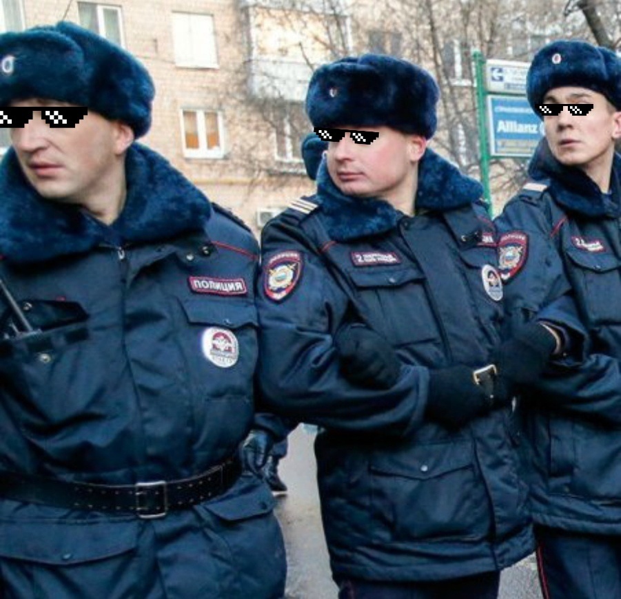 В одном из домов города был задержан сотрудник ППС. У него был обнаружен дизайнерский наркотик мефедрон общим весом 50 граммов. Вскоре после задержания были установлены личности ещё двух сержантов, подозреваемых в незаконном обороте наркотиков.  
При личном досмотре одного из них сотрудники полиции изъяли мобильный телефон. В телефоне хранились фотографии тайников-закладок с наркотиками. В тайниках обнаружены пакетики с мефедроном. В отношении задержанных возбуждено уголовное дело, в ближайшее время сотрудники будут уволены.