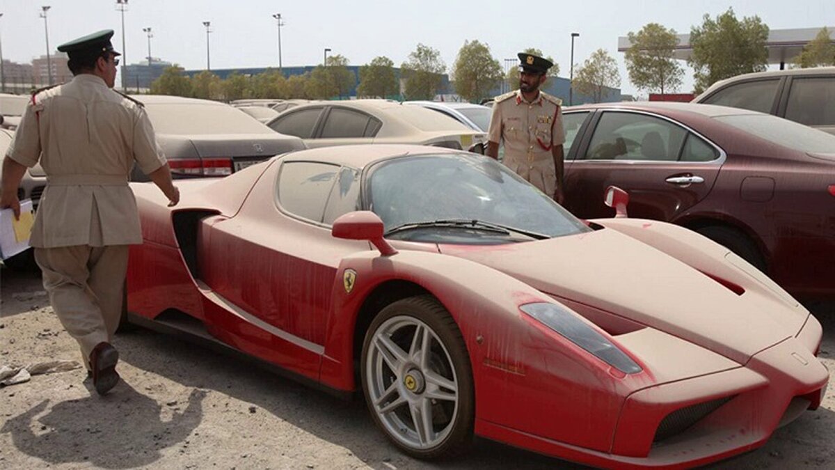 Ferrari Enzo, брошенный в Дубае.