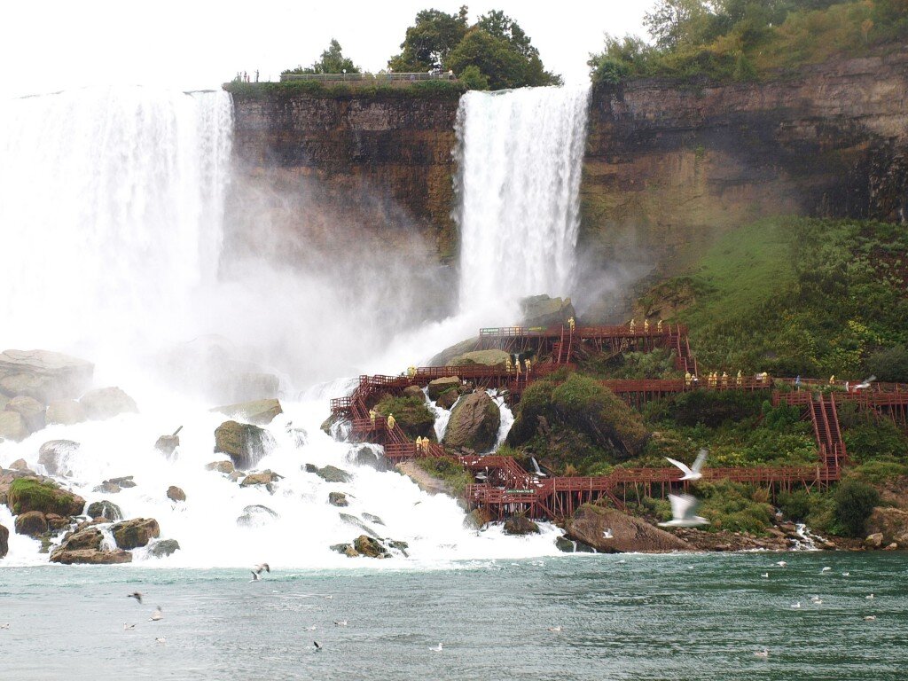 Водопад "Фата невесты", а слева уже Американский водопад