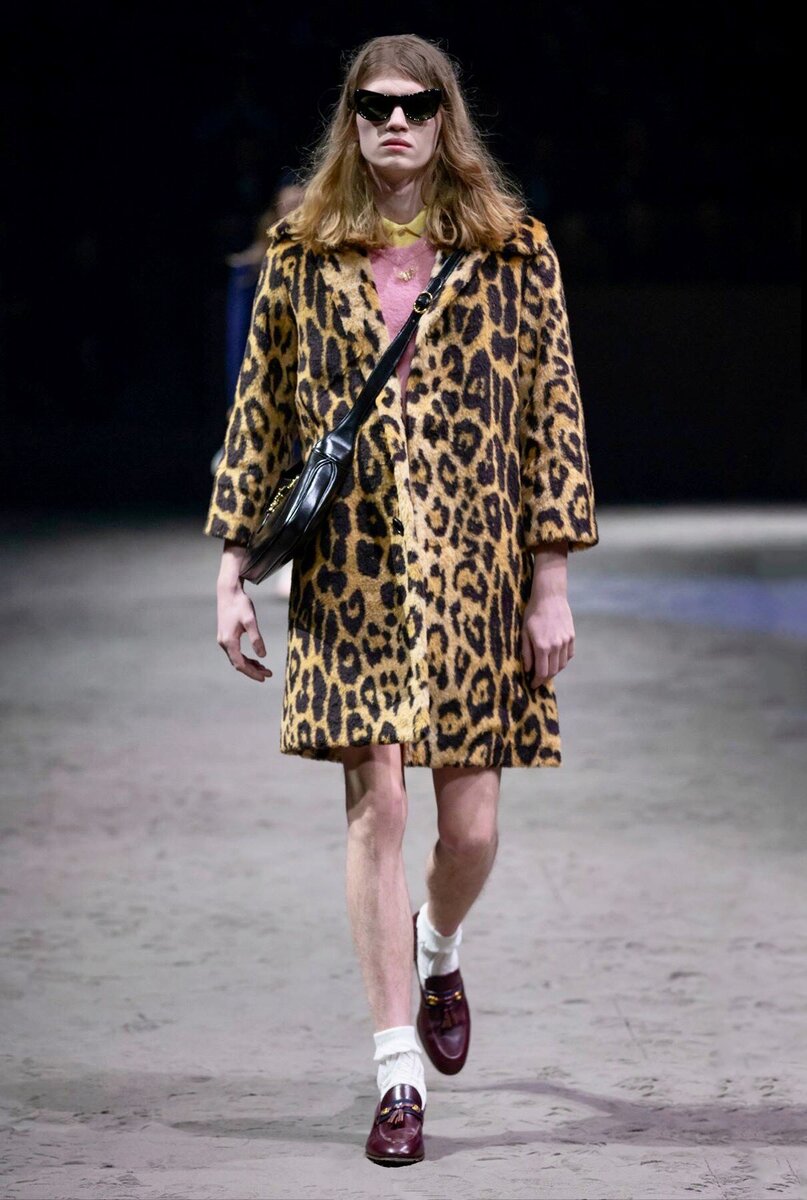Еще один шедевр из мужской коллекции Gucci. Как вам леопардовое пальтишко? А белые носочки?