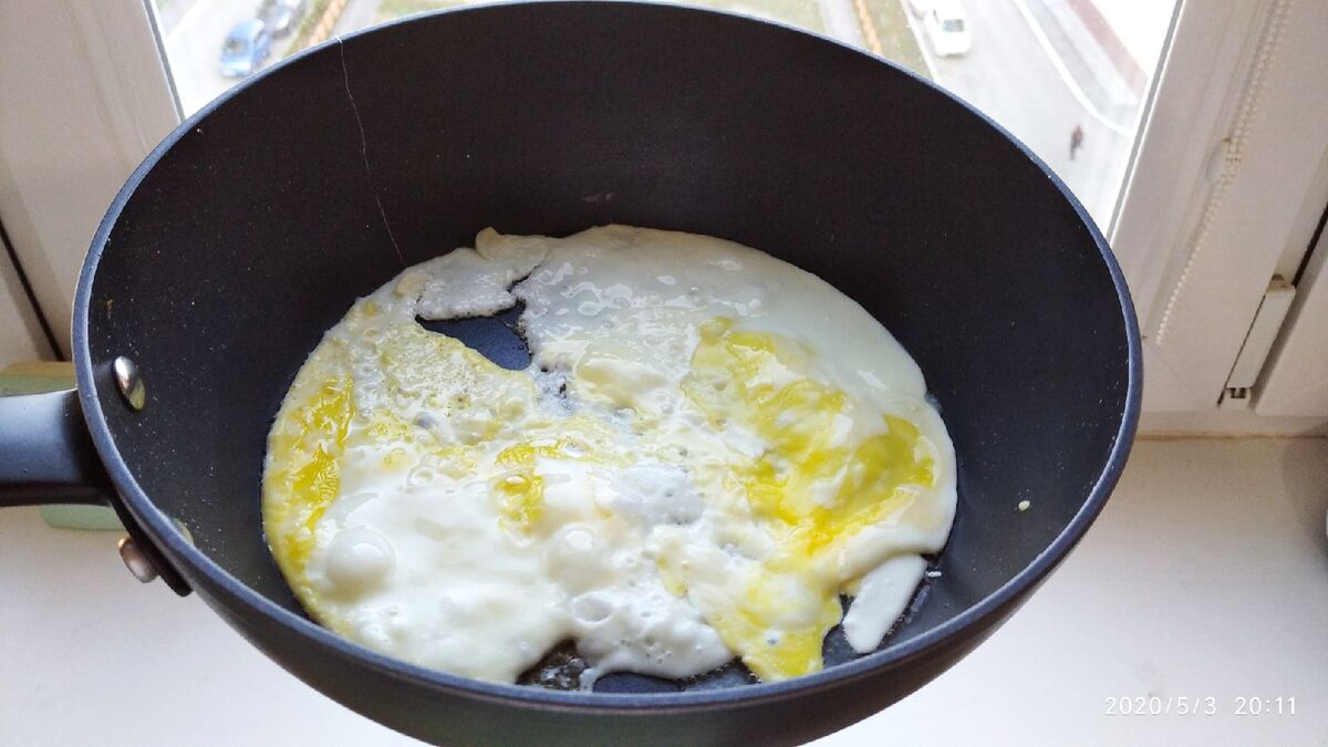 Жарим яйца на сковороде