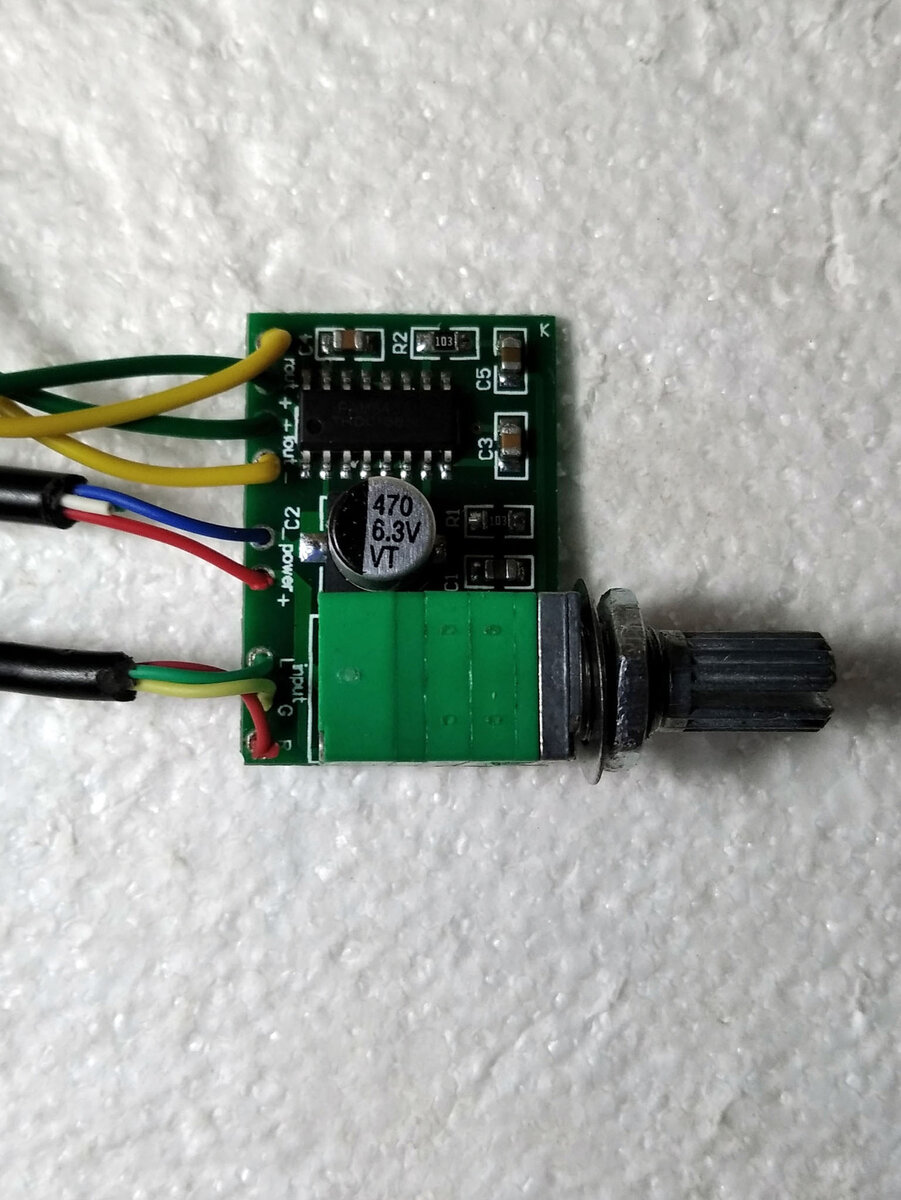  усилитель с припаянными проводами  