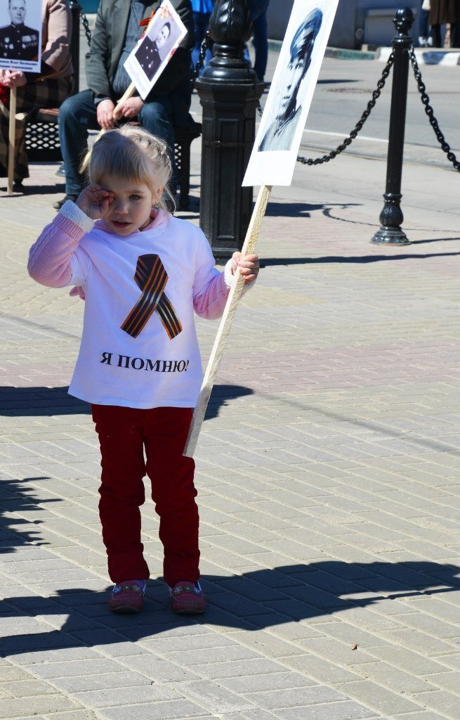Юная участница шествия "Бессмертный полк", Нижний Новгород