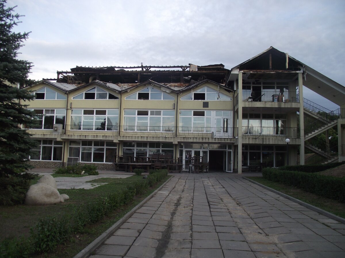 Фото автора. Ресторан со сгоревшей крышей 