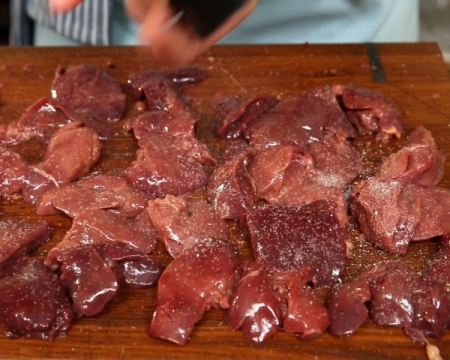 Печень очищают и при необходимости нарезают на более мелкие кусочки.  Приправляют солью и перцем.