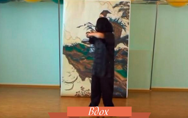 Медведь скручивает туловище