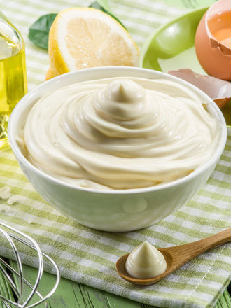 Вид готового домашнего майонеза