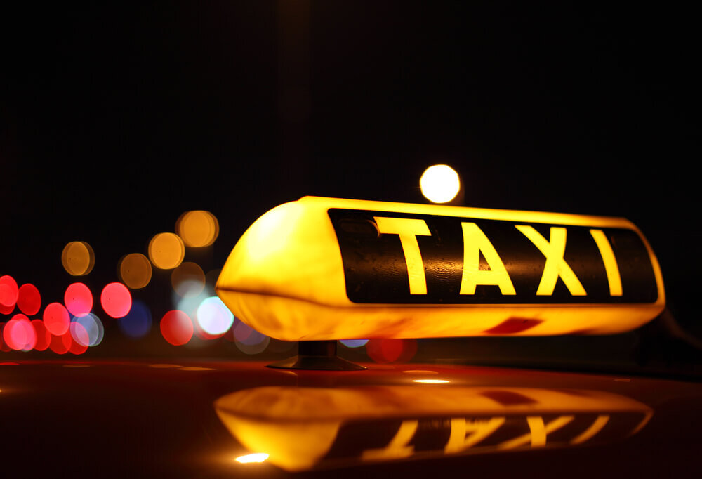 1. Яндекс.Такси  Оплачивайте поездки удобным вам способом: наличными, привязанной к приложению картой, телефоном.
