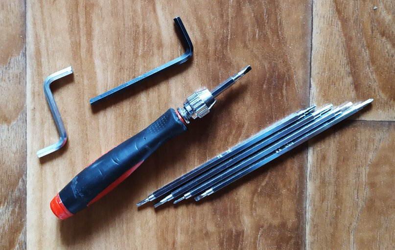 Небольшая часть отвёрток и ключей из нашего набора.