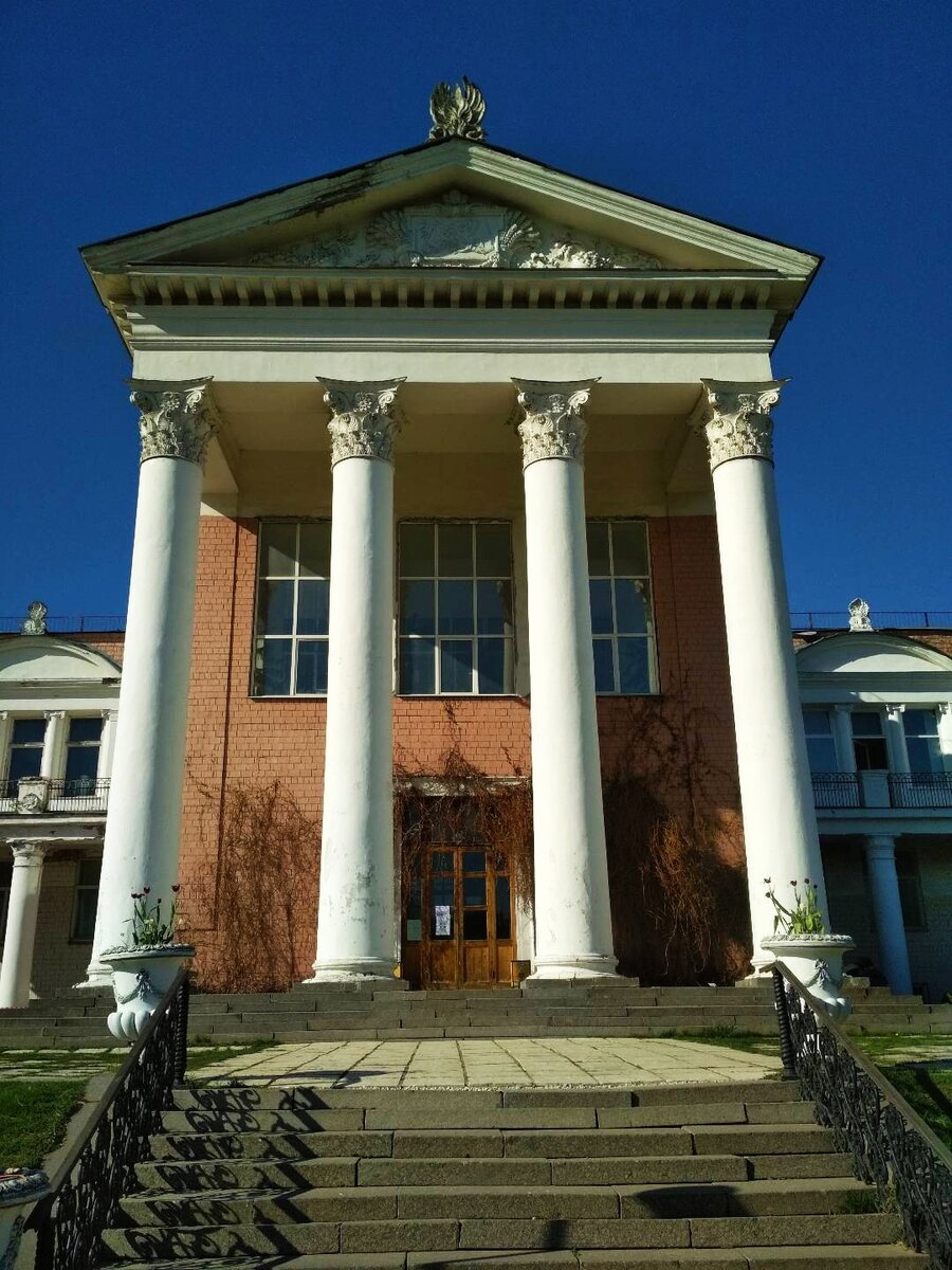 Главное здание Ботанического сада Москвы.