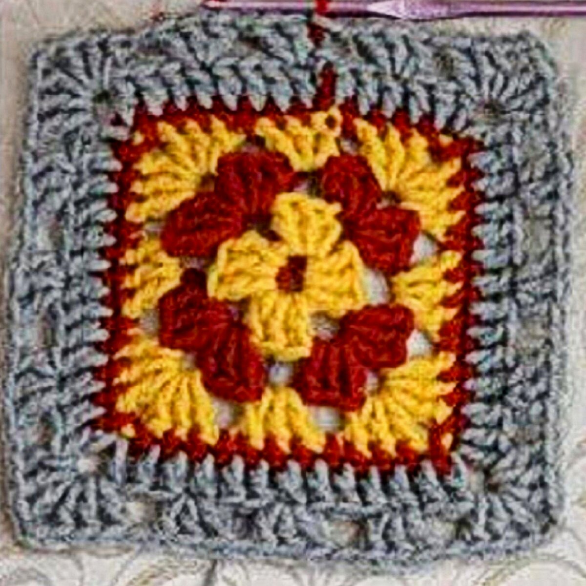 Классический бабушкин квадрат. Листайте галерею, чтобы посмотреть МК