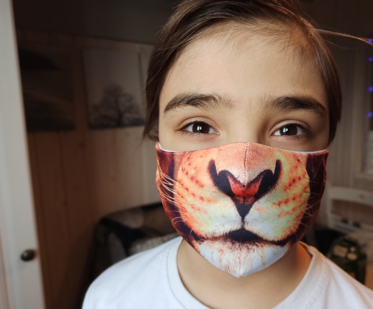 Внук в маске льва