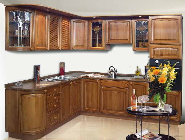 Это дорогостоящий деревянный гарнитур - но приятно ли находиться на такой кухне?