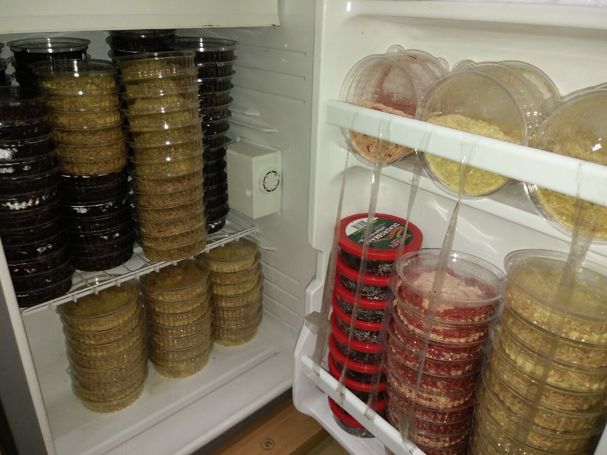 Обычное состояние холодильника на работе ))))