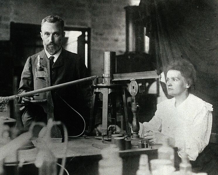26 декабря 1898 года супруги Кюри опубликовали сообщение об открытии радия.-2