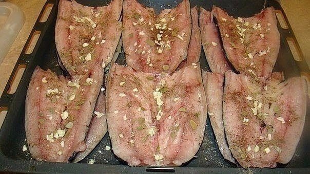  раскладываем чеснок и измельчённый лавровый лист