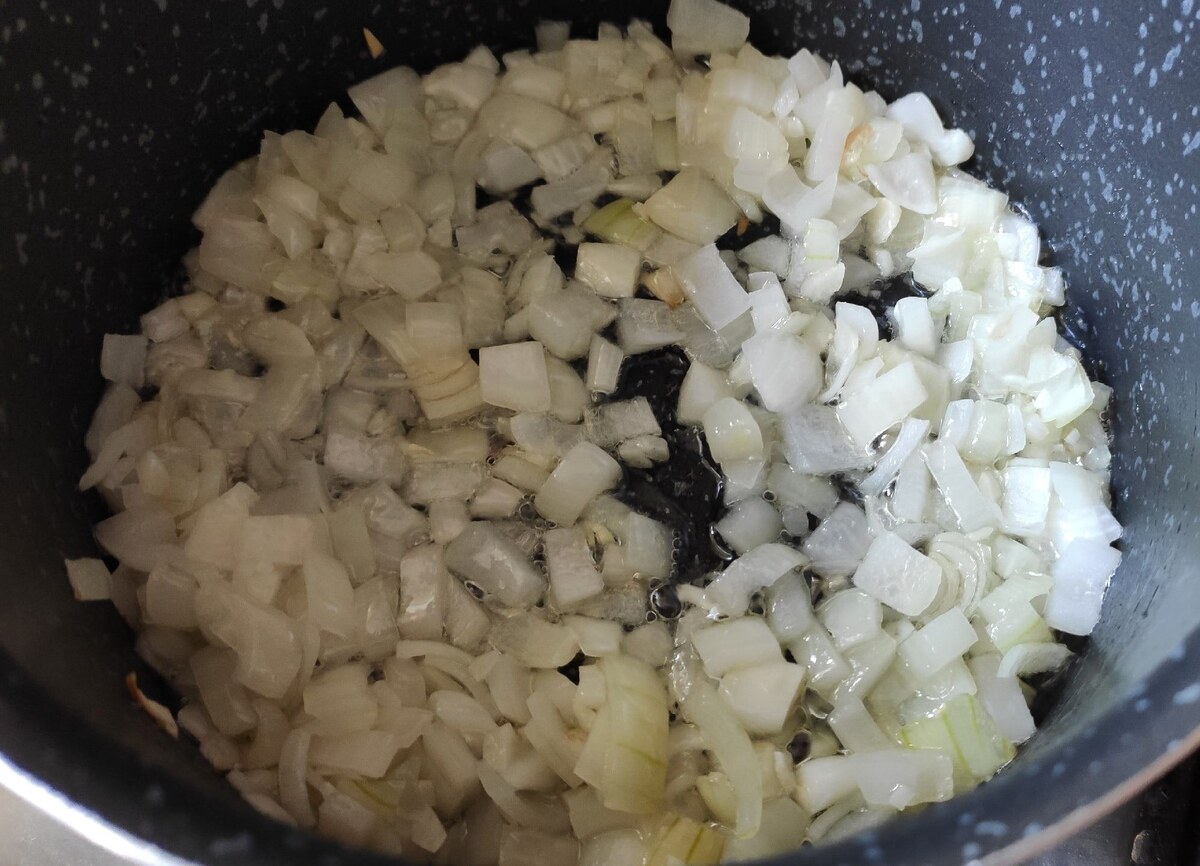 Фото автора канала Журнал о бытовом. Нарезанный лук и чеснок обжариваем.