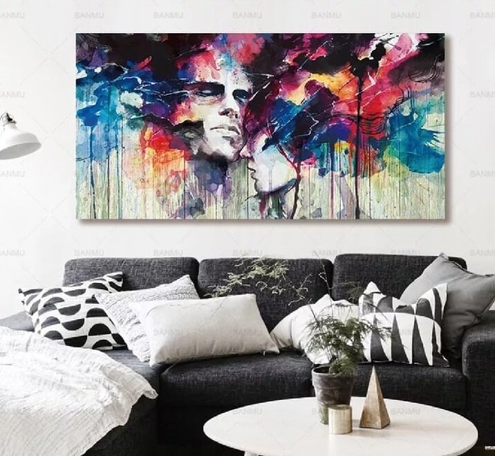 Довольно красочная картина подойдет для гостинной или спальни