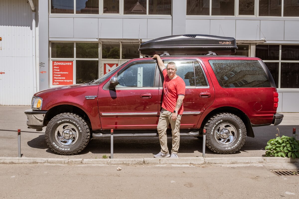 Сделал несколько фото, чтобы показать реальный размер старого Ford Expedition. Он огромен