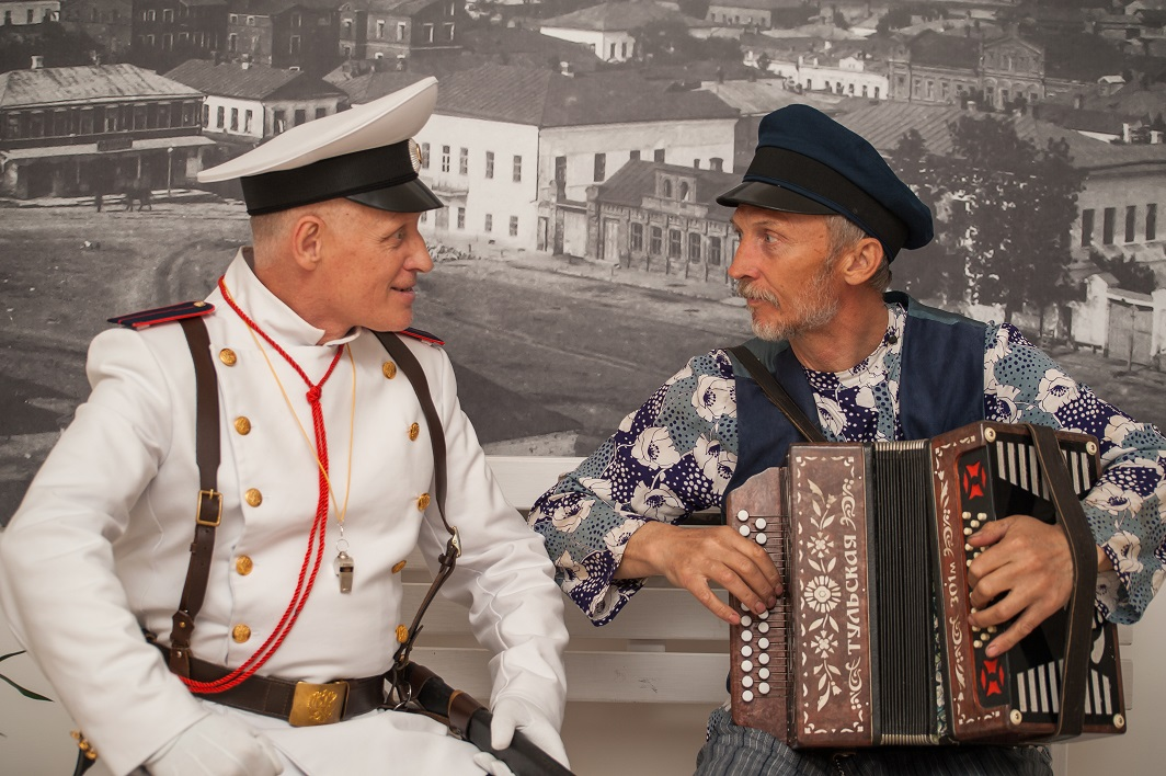 Старинный бал и встреча с Петром I: в «Ночь музеев» липчанам покажут фильм о прошлом родного города. Колоритные сцены из жизни курортного, купеческого, петровского Липецка сняли сотрудники и волонтеры историко-культурного музея, члены Клуба «Хрустальный слон» в стенах городской усадьбы Болховитиновых.

 Анастасия Бондарева