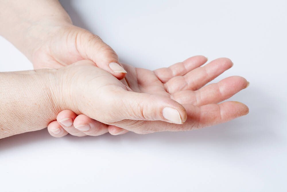 Боль и онемение пальцев руки могут свидетельствовать о серьезных заболеваниях