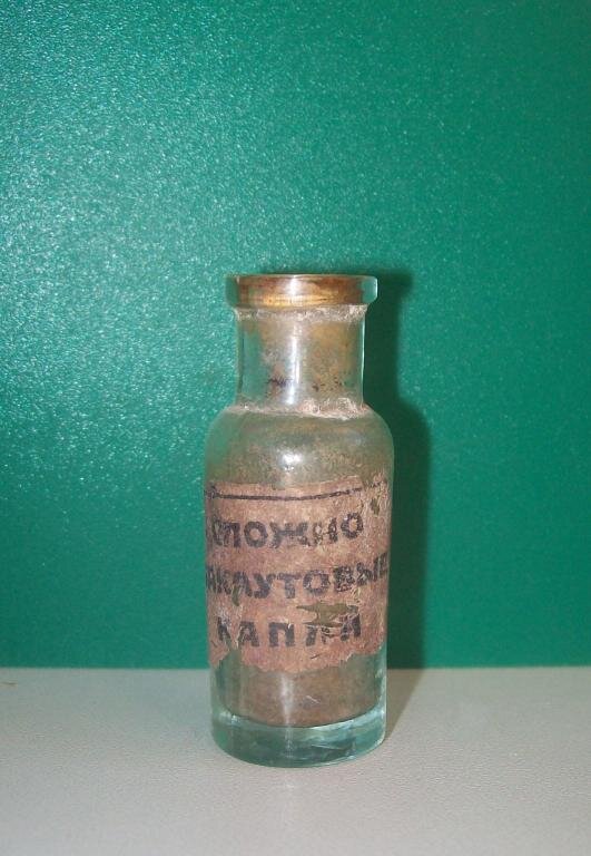 Старинный аптечный флакон с этикеткой "Сложно-бакаутовые капли". Источник: https://auction.ru/offer/flakon_butylochka_starinnaja_apteka_etiketka_slozhno_bakautovye_kapli-i120115023060365.html