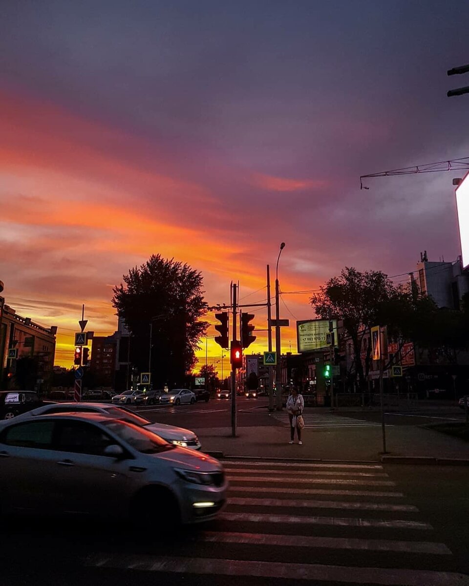 Закат кровавый, Закат красивый
Коварный, странный
Необозримый.
Разлился в небе,
Разжег костер
Лишь солнце дремлет,
свой видя сон.
#АндрейСлип
#неоновыйзакат
#Тюмень72
