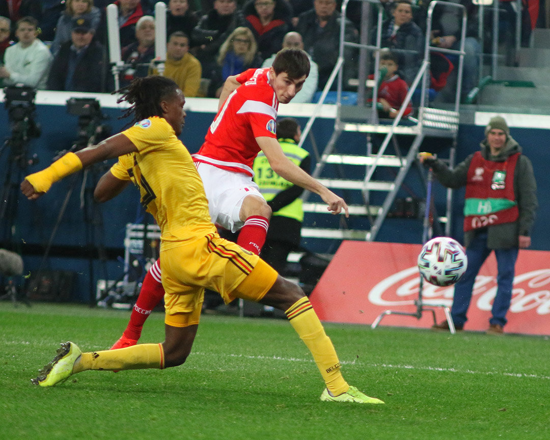 Атака Зелимхана Бакаева в матче с Бельгией (Maksim Konstantinov/Global Look Press)