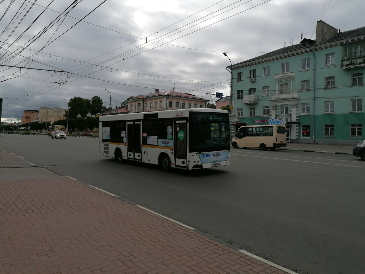 Общественный транспорт заполнен почти под завязку. Особенно, если вспомнить, что дети и студенты сидят дома. В смысле, утром учиться не едут, потому что - на удаленке.