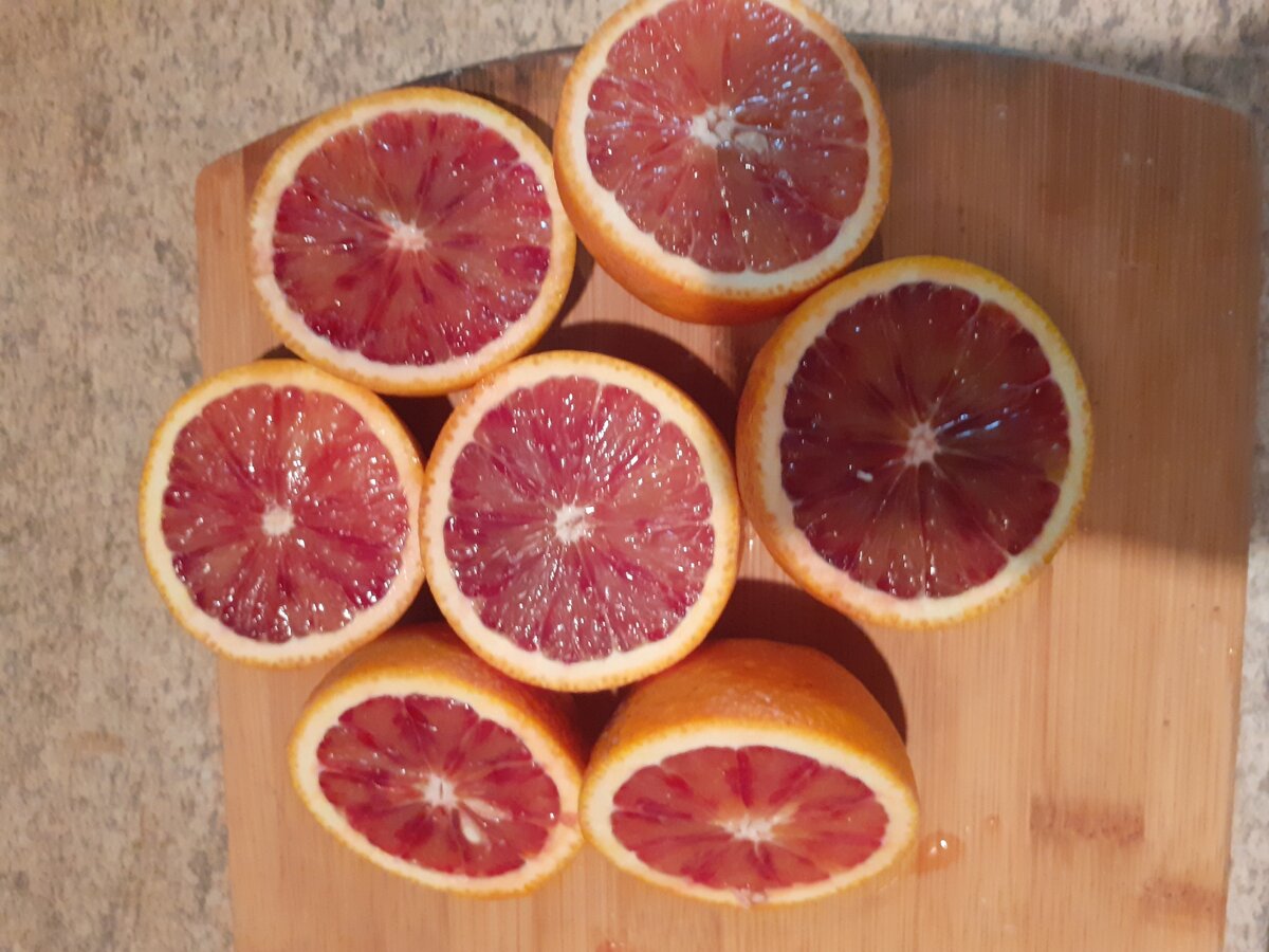 Красные апельсины - это уже баловство, но даже в этом случае себестоимость стакана фрэша не превышает 100 рублей. 