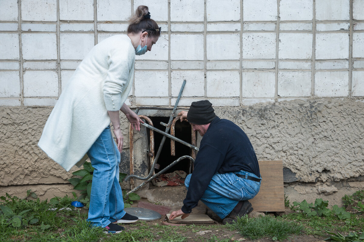 Николай с дочерью Анастасией у входа в его подземное жилище  
