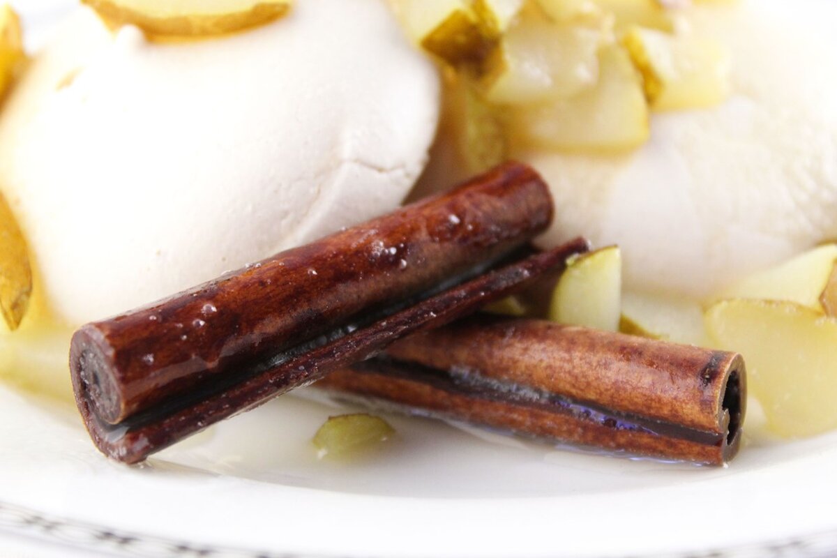 Красивые белые безешки получаются только с сахарной пудрой